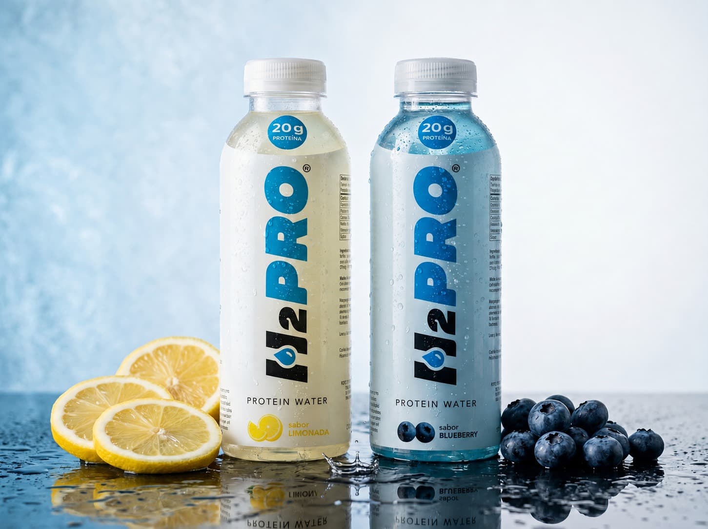 Las dos botellas H2PRO — Limonada y Blueberry, con limones y moras